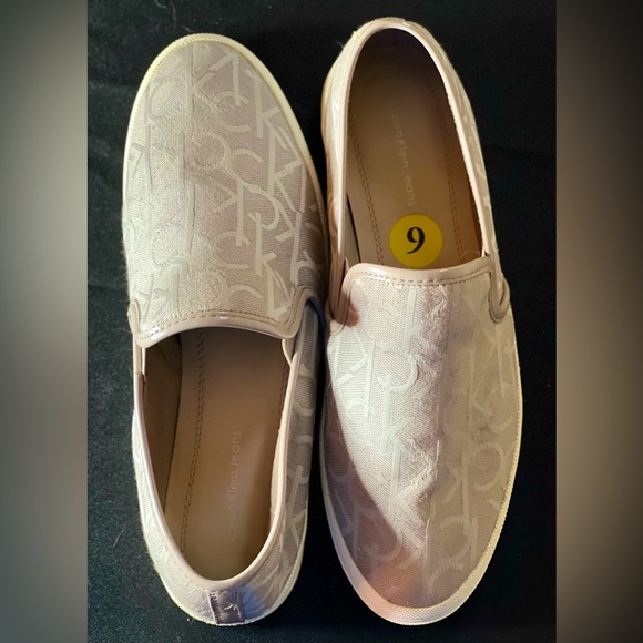 Calvin Klein slip on size 9 Womens gently used - Picture 2 of 4
